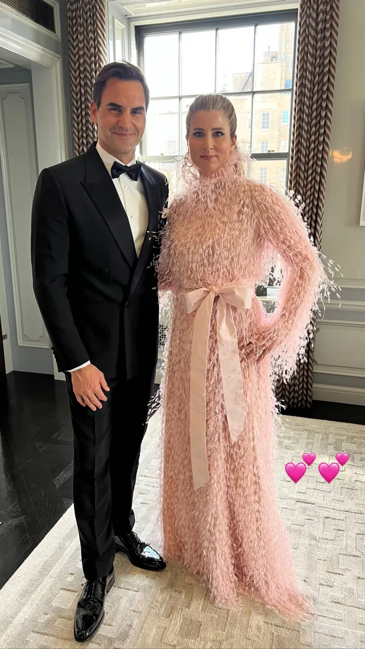 身為主席團中唯一男性代表的退役瑞士網球名將費德勒（左），身穿法國精品DIOR黑色正裝，與老婆甜蜜合體。翻攝rogerfederer IG