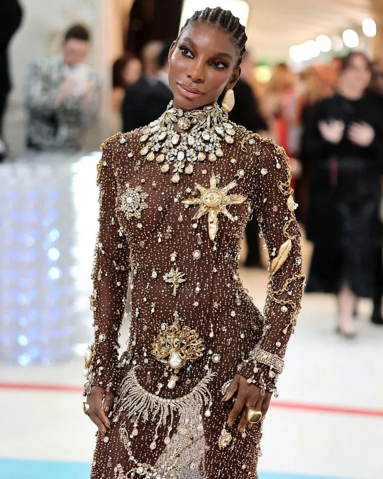 同為Met Gala聯合主席的英國女星Michaela Coel，華麗現身紅毯。翻攝themetgalaofficial IG