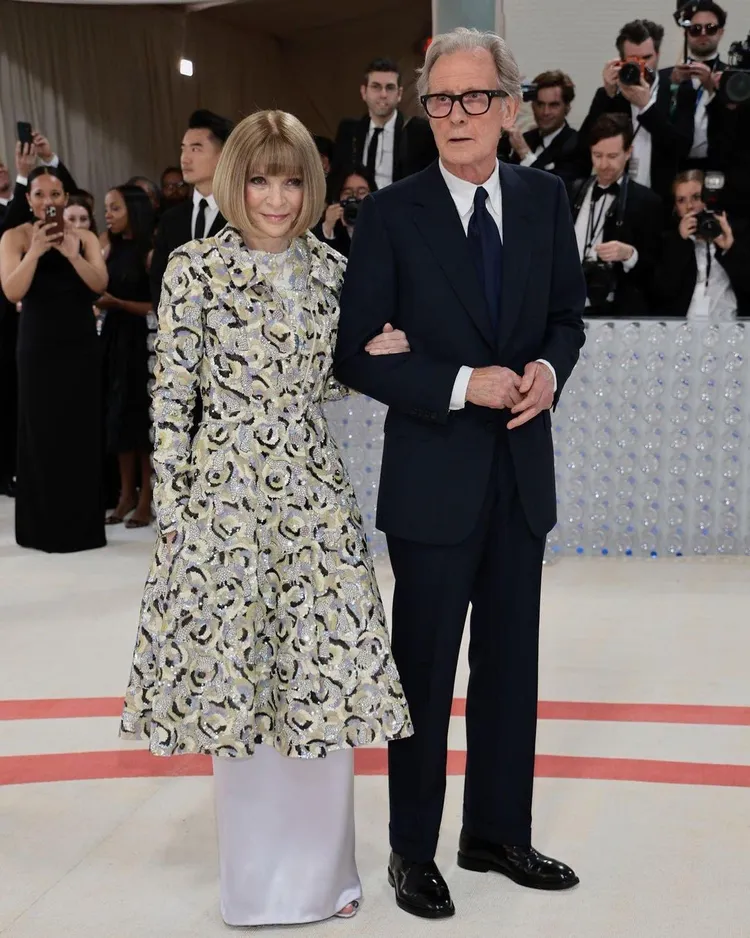 時尚雜誌《VOGUE》總編輯安娜溫圖（左）也選穿香奈兒高訂禮服現身。翻攝themetgalaofficial IG