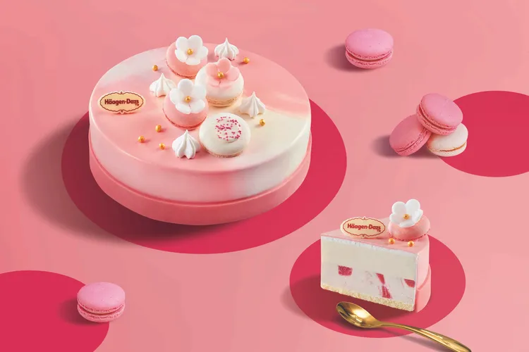 「幸福花徑」由草莓覆盆子馬卡龍冰淇淋搭配香草冰淇淋，穿插交錯擺放的馬卡龍。業者提供