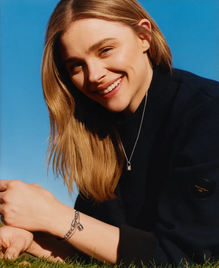 身為LV形象大使的克蘿伊摩蕾茲，佩戴品牌與聯合國兒童基金會合作推出的最新Silver Lockit系列手鍊。品牌提供