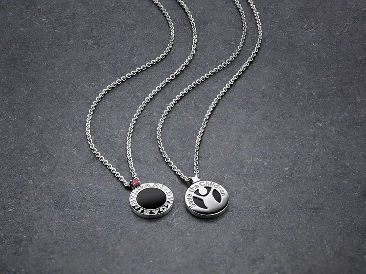 寶格麗Save The Children系列銀質縞瑪瑙與紅寶石項鍊，2萬4000元。品牌提供