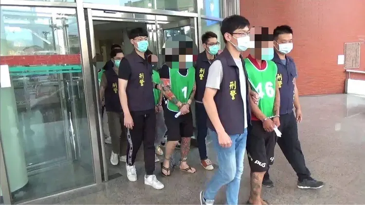 檢警逮捕4名嫌犯，包括3名越籍逃逸移工、1名台男。民眾提供