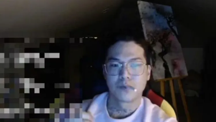 C.A.P直播中抽菸，遭網友制止。翻攝C.A.P YouTube