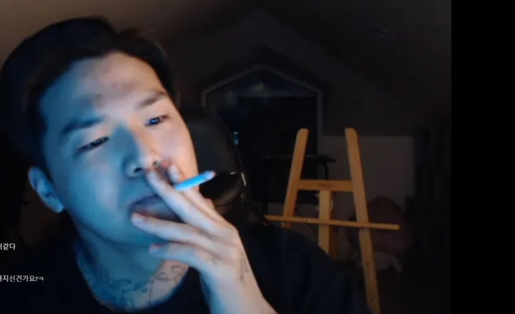 C.A.P不只一次在直播中吸菸。翻攝C.A.P YouTube