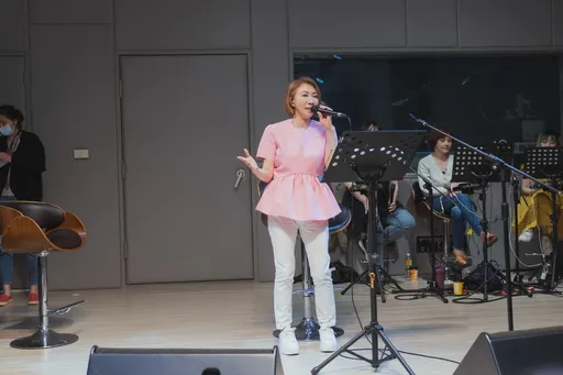 李翊君愛女香奈兒身旁冒護花使者 不急當阿嬤!親揭對方身分