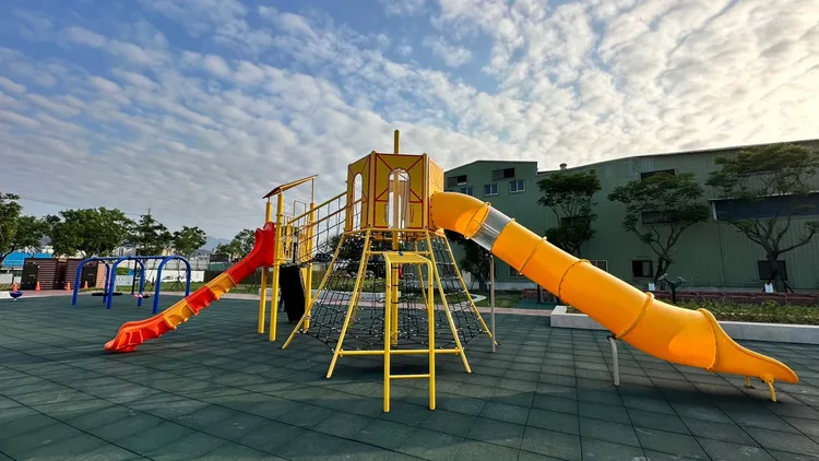 彭興親子公園將樹林山佳地區早期農田為主的「豐收、榖倉及紅磚瓦牆」元素融入公園，打造穀倉意象攀爬滑梯、體健設施以及林蔭野餐區。工務局提供