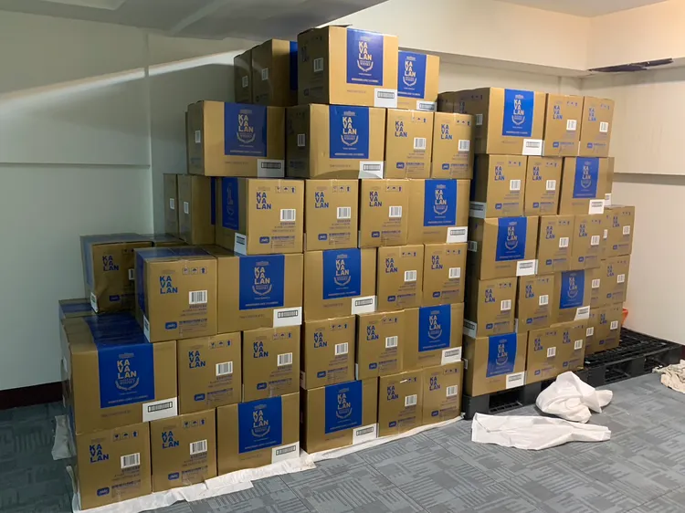 黃國昌指接獲檢舉，一名政治人物帶著曾耀鋒去Kavalan買了數百萬的Whisky，藏在陳振坤經營的旅館地下室，他們具名向專案小組檢舉。翻攝黃國昌臉書