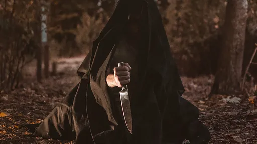 買刀躲陽台7小時「刺胸再掐死女友」 律師舉這原因稱不算預謀殺人