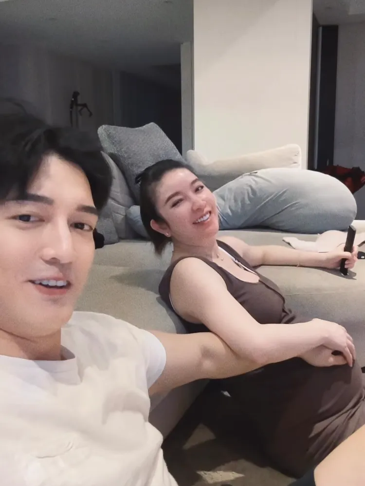 王家梁（左）總陪在老婆身邊。翻攝王家梁IG