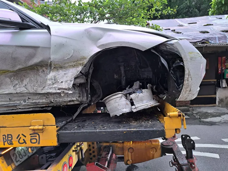陳男酒駕「騎上」分隔島的撞擊力之大，右前輪胎整個噴出，只剩車框。翻攝畫面