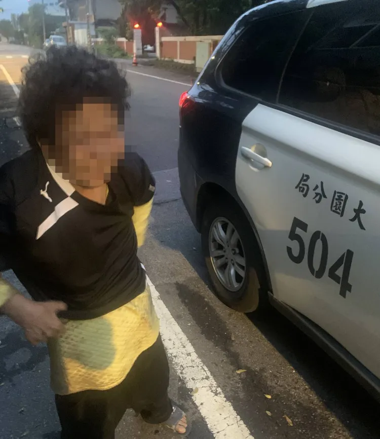 警員開車護送吳婦返家。大園警分局提供