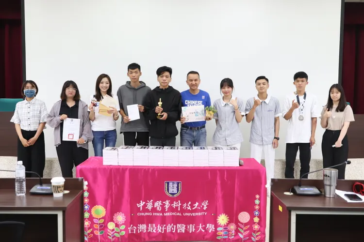 常如山回贈自傳鼓勵學子挑戰逆境。校方提供