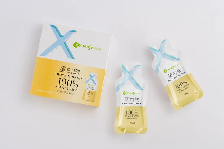 每包「Xynergy新樂激 蛋白飲」等同於1包滴雞精的蛋白質 + 4顆蘋果的維生素C。業者提供