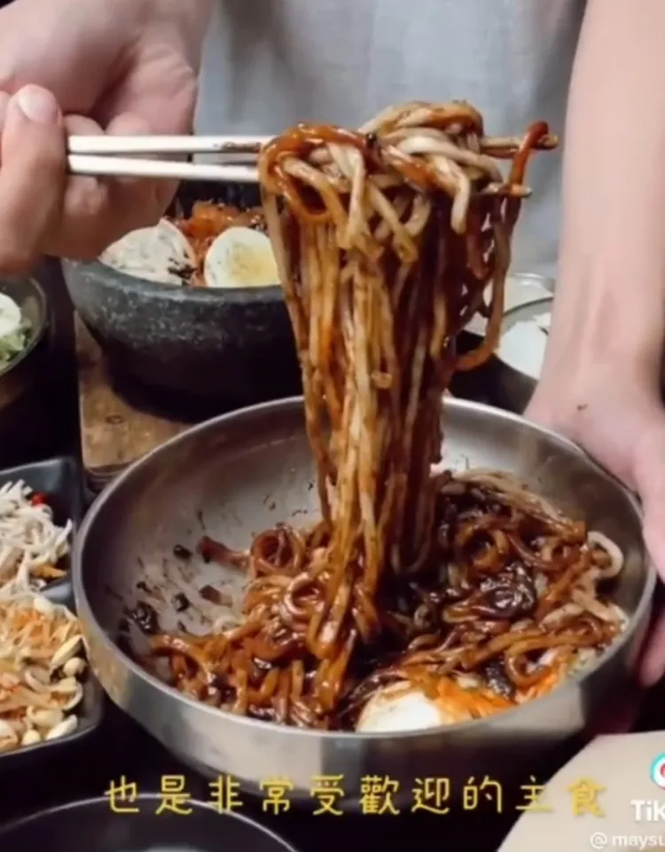 炸醬面是涼麵，夏天吃非常爽口。TikTok@maysun_boy 提供
