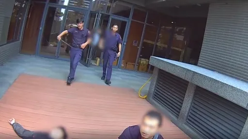 詐騙機房藏身淡水新市鎮 見警上門跳樓摔斷腿!淡水警攻堅逮5人