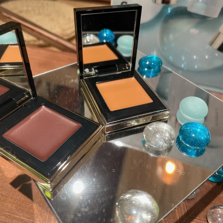 晶采立體眼影#112（右）、#113（左），各1400元。張家玲攝