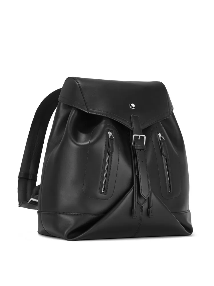 姚淳耀所喜愛的Soft系列後背包，中央背帶兩側設計了垂直拉鍊袋，並有實用大容量，5萬7700元。品牌提供