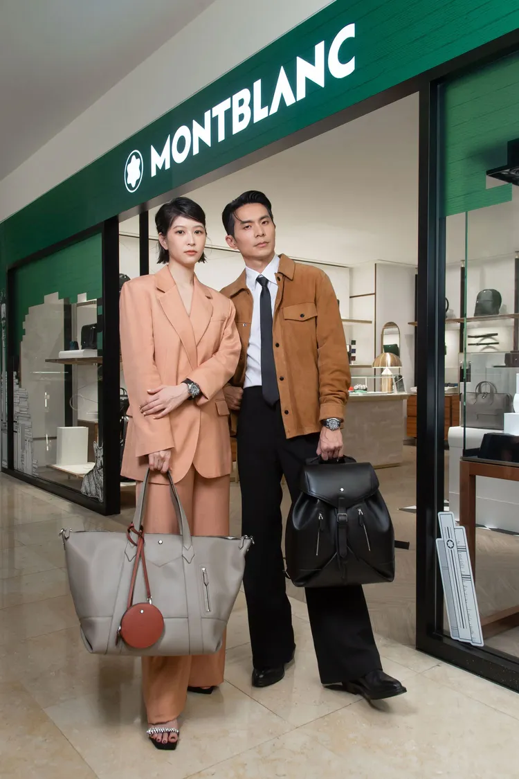 姚淳耀（右）看中MONTBLANC全新Soft系列後背包，表示大容量能收納他必要攜帶的劇本、水壺或是便當盒、保暖外套；江宜蓉則愛上Soft系列迷你肩背包。品牌提供