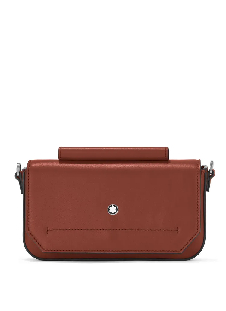 Soft系列迷你肩背包上方做了可插放筆具的設計，別有巧思特色，3萬3200元。品牌提供