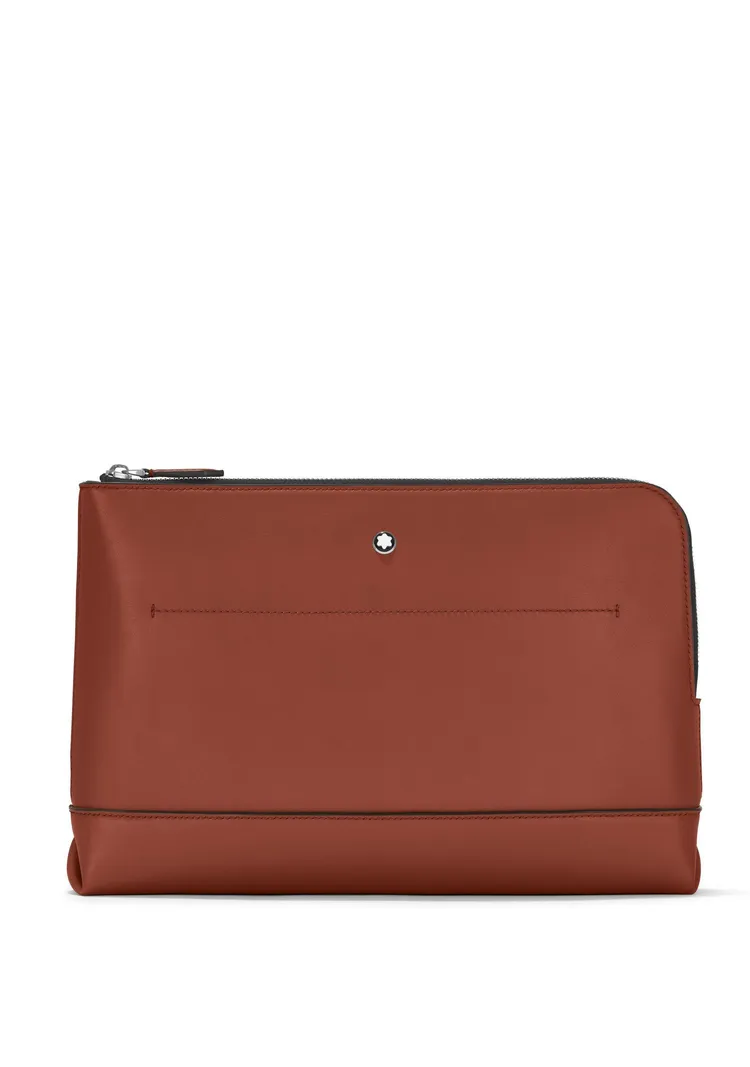 Soft系列手拿包外型簡約優雅，皮質柔軟細緻，2萬6600元。品牌提供