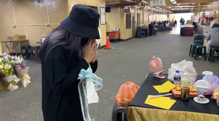 杜姓孕婦到女童靈前致歉。讀者提供