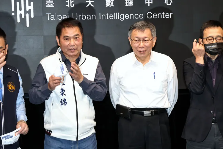 鍾東錦2022年10月參訪北市大數據中心。資料照片