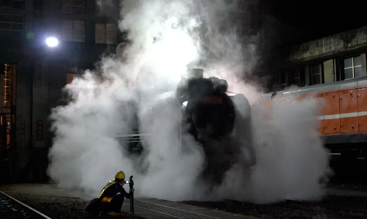 《南方，寂寞鐵道》紀錄了已走入歷史的藍皮普快、柴聯自強號、復興號等舊型列車。上善醫文化工作室提供