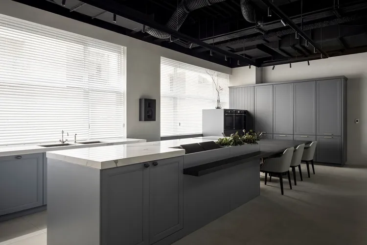 場景五中島外緣的凹槽設計，可佈置植物或放置食譜物件。業者提供