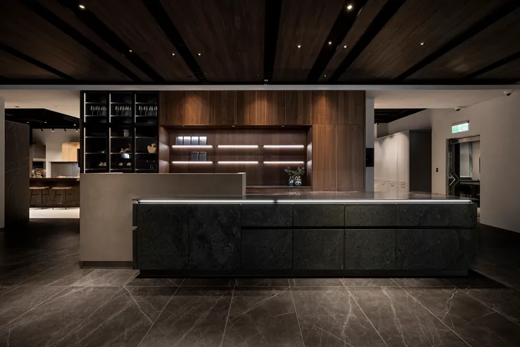 場景一混搭溫潤樸實的木質高櫃，形塑出如同精品展示櫃的高雅。業者提供