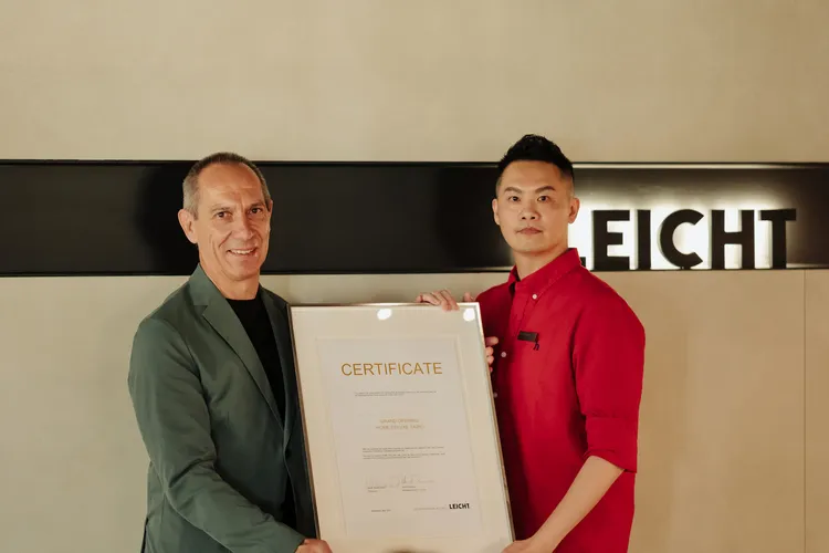 德國LEICHT總經理Harald Blessing（左）出席全新展廳揭幕活動並致贈全球優秀代理商證書給弘第企業（右）弘第企業總經理劉子嘉。業者提供