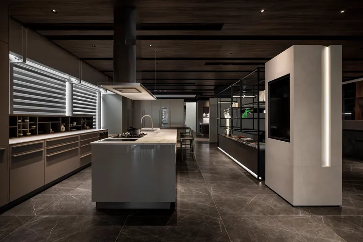 場景二的高櫃內擁有LEICHT最完整獨特的收納細節。業者提供