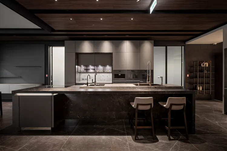 場景三的中島因應人體工學設計出低烹煮區結合高洗滌區的檯面配置，搭配鏡面踢腳板形塑輕盈感。業者提供