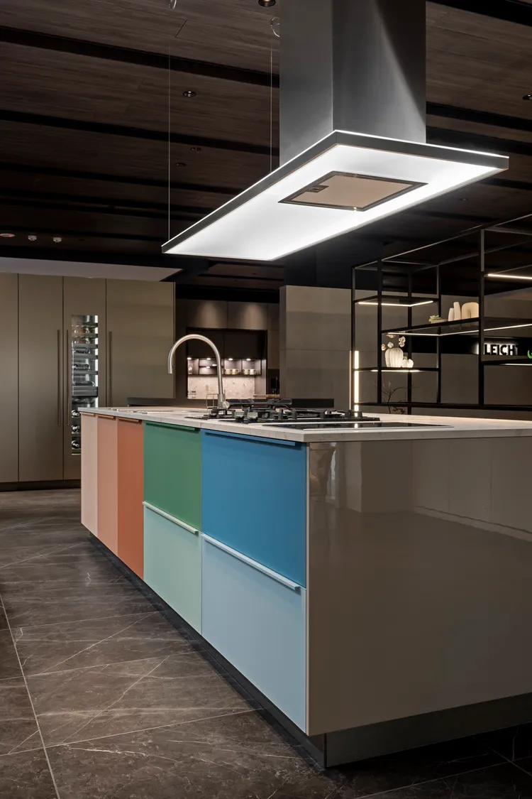 柯比意基金會將當代建築之父柯比意的著作《Polychromie Architecturale》其中的15個顏色，獨家授權給LEICHT使用。業者提供