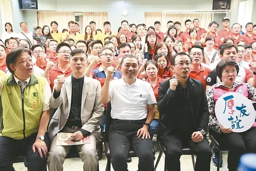 侯友宜與詐騙犯「厚友誼」? 民進黨揪2照開轟:按徐巧芯標準不用負責?