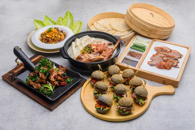 礁溪寒沐酒店川薈相思木燻燒鵝五吃。業者提供