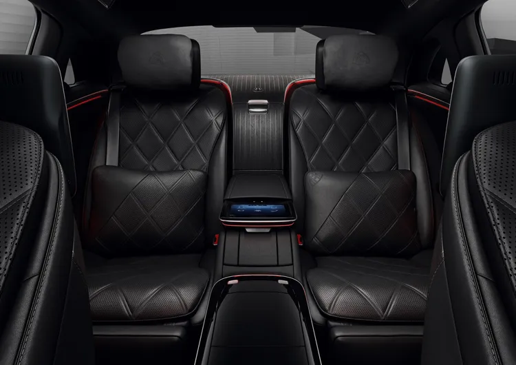 具質感的舒適座椅佐以金灰色座椅縫線點綴，承襲MAYBACH尊爵的豪華設計。原廠照片