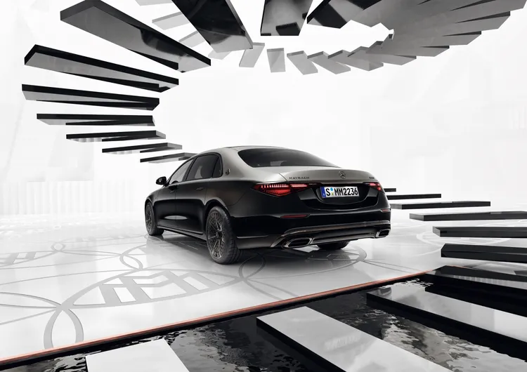 採用MAYBACH專屬的經典雙色車漆瑪瑙黑＋沙漠銀，展現高級訂製的貴族風範。原廠照片