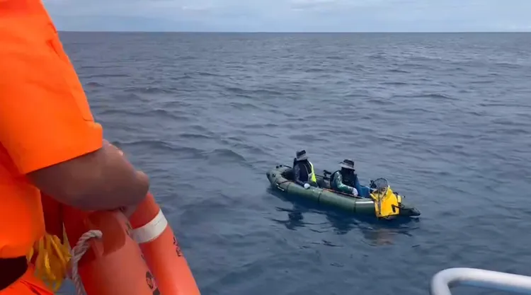 2名遊客自駕充氣式小艇遊憩時，不慎遭海流帶離，恆春海巡即刻救援。翻攝畫面