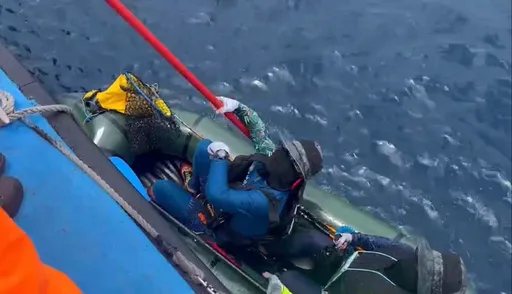 2遊客自駕充氣小艇離岸漂流 恆春海巡即刻救援