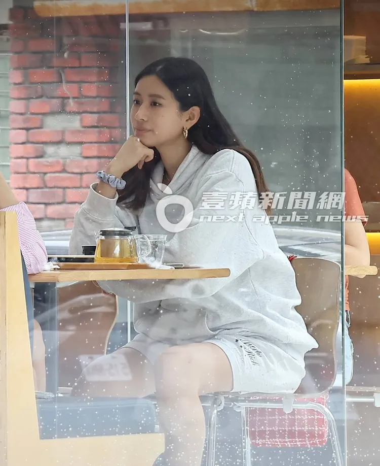 趙岱新露出淺淺微笑，準媽咪喜悅藏不住。特勤中心攝