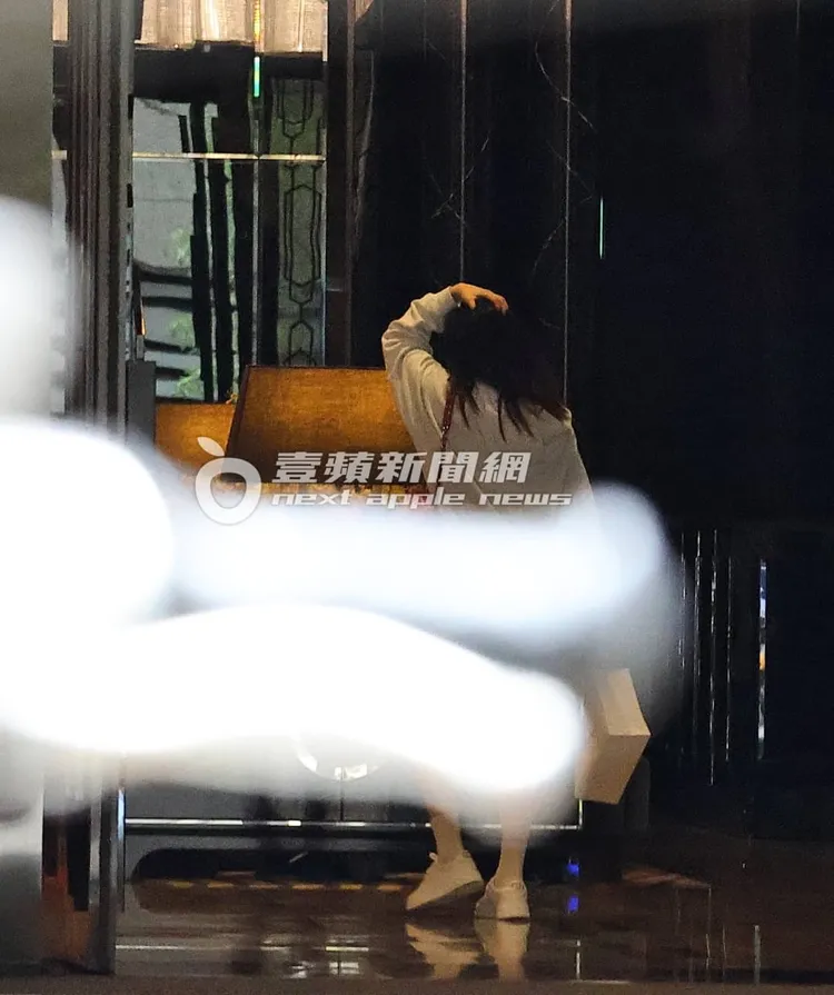 趙岱新獨自進家門，不見老公周興哲。特勤中心攝