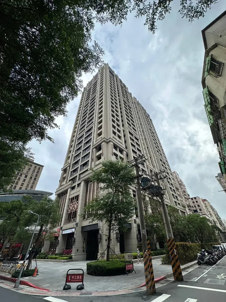 趙岱新回到位於內湖某捷運站旁的豪宅，地段極好。特勤中心攝