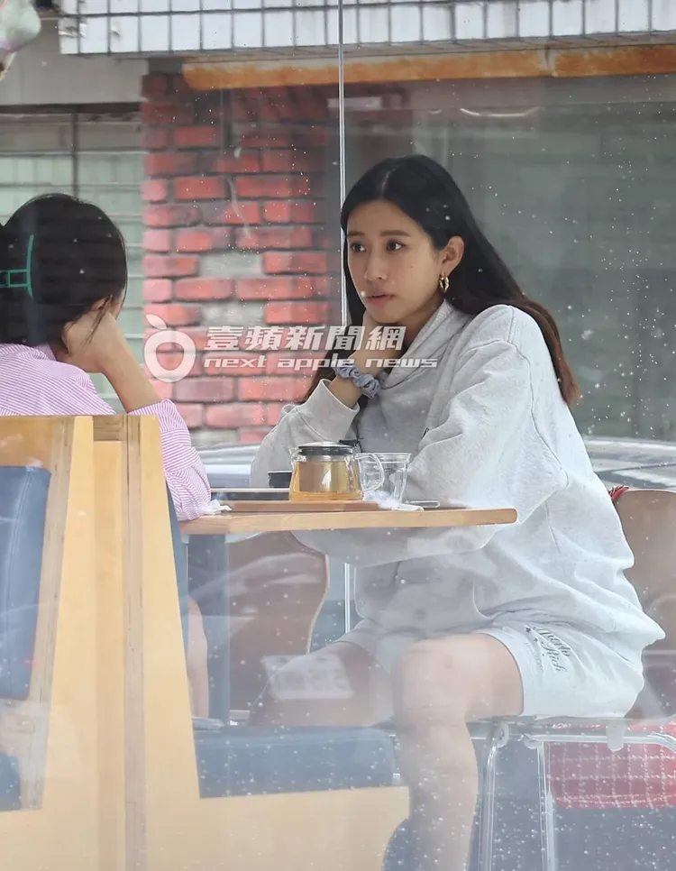 淡妝的趙岱新（右）與女友人餐敘吃下午茶。特勤中心攝