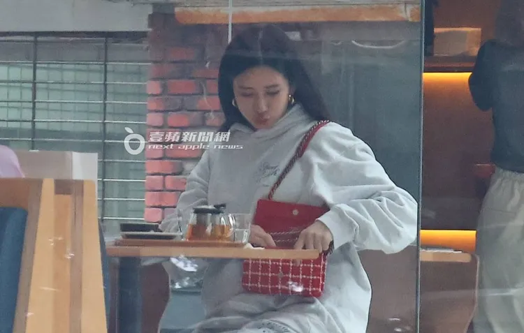 趙岱新打開香奈兒包包，準備結帳。特勤中心攝