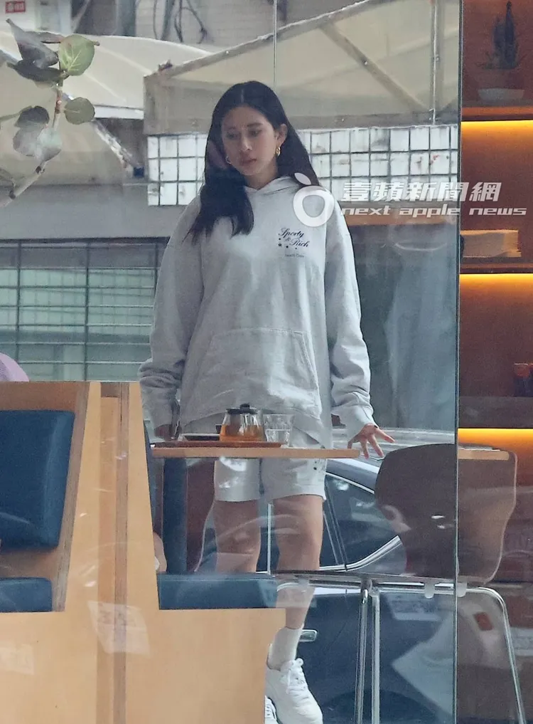 趙岱新肚子圓圓的，皮膚也很好，推測懷女兒。特勤中心攝