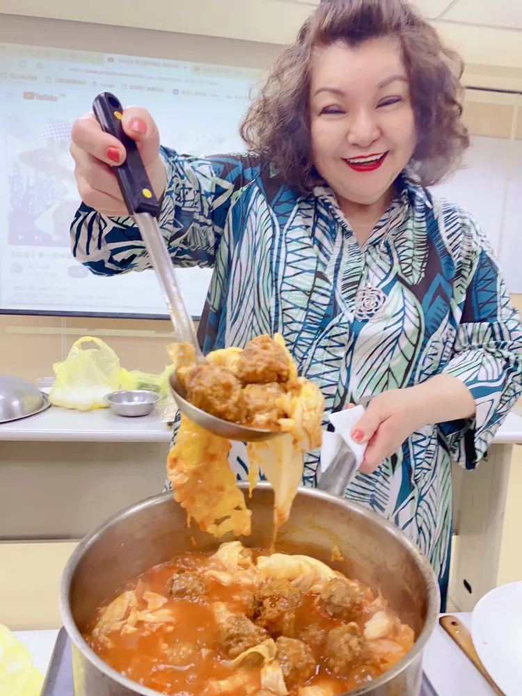 秦菲菲親自上菜做「鴻燒獅子頭」。陳鴻提供