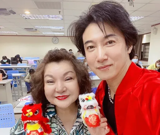 一代諧星秦菲菲獻「鴻燒獅子頭」 帶回憶殺風靡校園