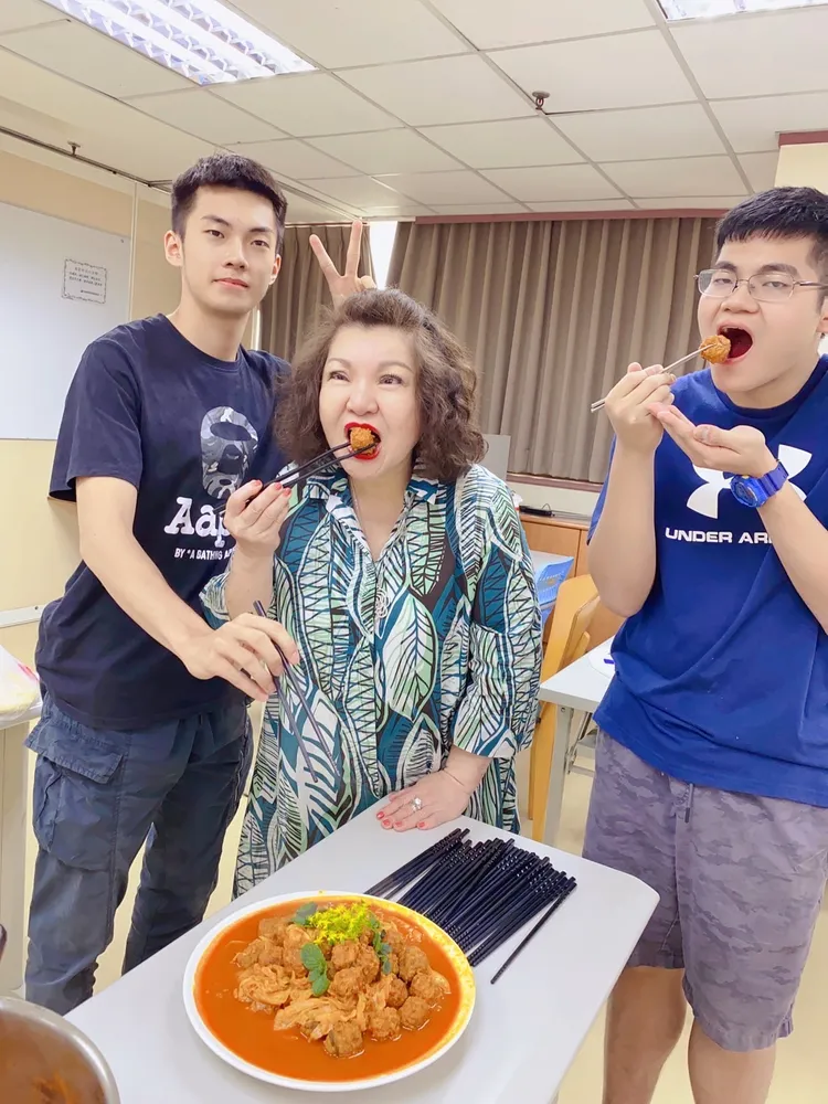 秦菲菲（中）與大學生一起吃獅子頭。陳鴻提供