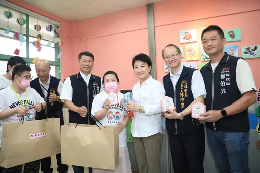 以行動挺身障！盧秀燕捐普發6000元　買手工皂贈長青學苑